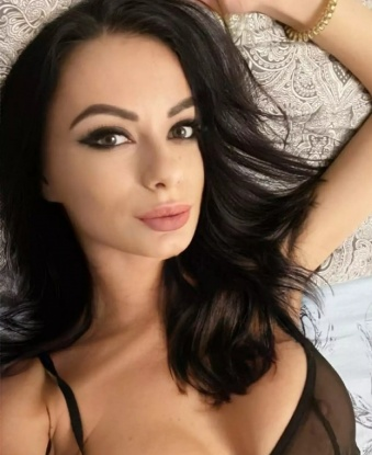 У меня длинные волосы, сладкий улыбка и стройная фигура, которая запомнится тебе надолго. Я гарантирую тебе незабываемые моменты удовольствия и страсти. Я живу в Москве и готова встретиться с тобой в уютной атмосфере моей квартиры или приехать к тебе. В моих услугах входят классический секс, оральный секс, эротический массаж и многое другое. У меня много положительных отзывов от моих постоянных клиентов, которые говорят о моей страсти и профессионализме. Я также могу предоставить тебе фотографии, чтобы увидеть, как я выгляжу. Звони мне и давай воплотим в жизнь все твои самые сокровенные желания. 💋 Лидиана